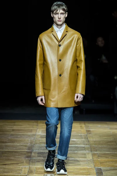 Look 32